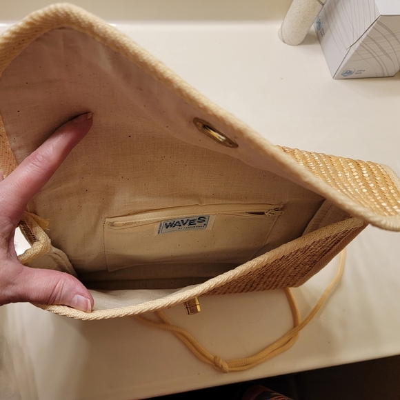 Elegant Tan Woven Bag. - Picture 3 of 3